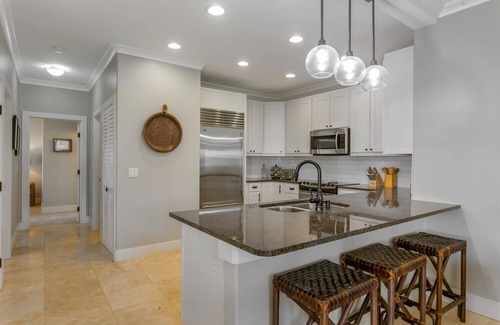 Poipu Apartment | koolkondo Designer retreat with AC and pool by the beach