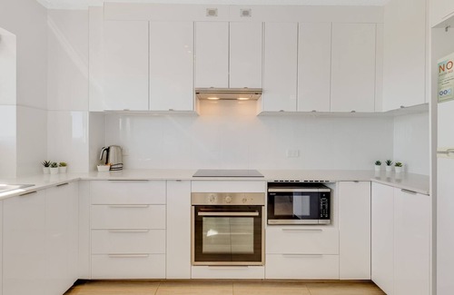 Coolangatta Apartment | Kooringal Unit 16 Located right on Greenmount beach with ocean views
