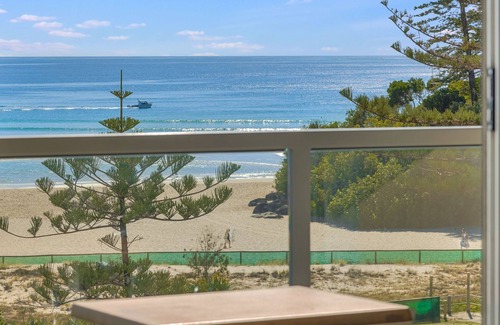 Coolangatta Apartment | Kooringal Unit 16 Located right on Greenmount beach with ocean views