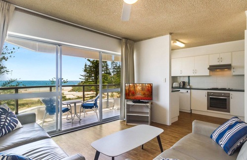 Coolangatta Apartment | Kooringal Unit 24 Located right on Greenmount beachfront with ocean views