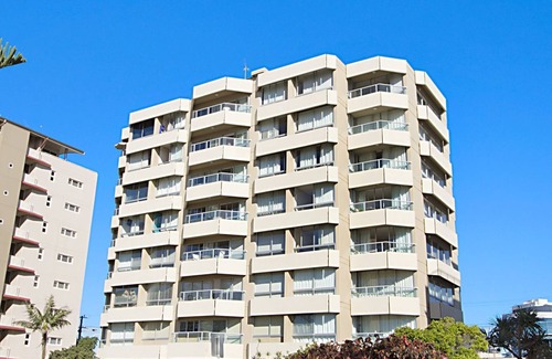 Coolangatta Apartment | Kooringal Unit 24 Located right on Greenmount beachfront with ocean views