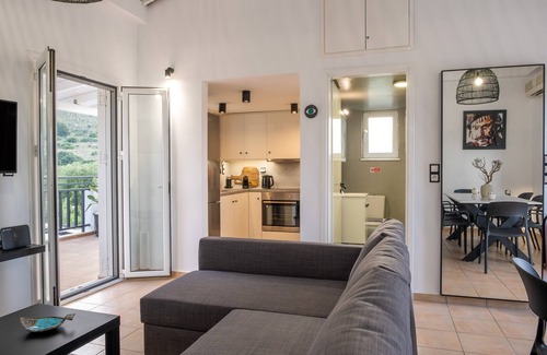 Georgioupolis Villa | Kournas-Sleeps8-Parking-Garden-Pool-PetFriendly