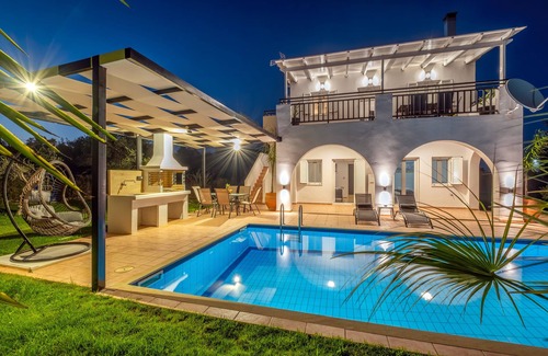 Georgioupolis Villa | Kournas-Sleeps8-Parking-Garden-Pool-PetFriendly