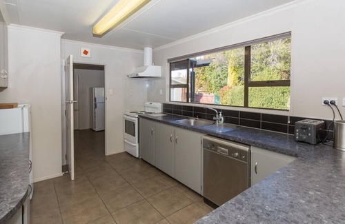 Wanaka Cottage | Kowhai Cottage - Wanaka Holiday Home