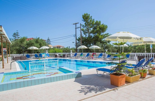 Alonia Apartment | Kozanos II Studio for 4, 150m from the beach!