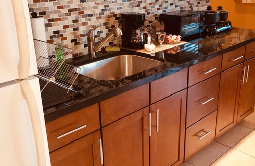 Jupiter Cottage | KOZY COTTAGE - October, November openings! 2.7 m from beach, UVC clean,