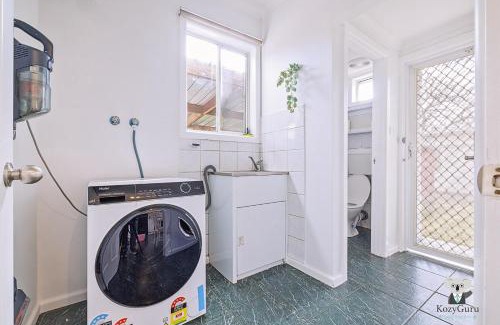 Maidstone House | KozyGuru | 3BR Close to Vic Uni & Footscray Hosp