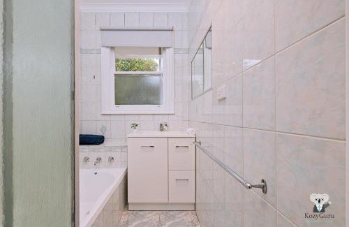 Maidstone House | KozyGuru | 3BR Close to Vic Uni & Footscray Hosp