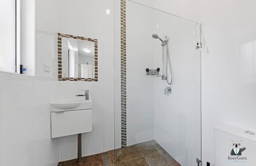 Arncliffe House | KOZYGURU Arncliffe 3 BED Begonia Cottage With FREE Parking