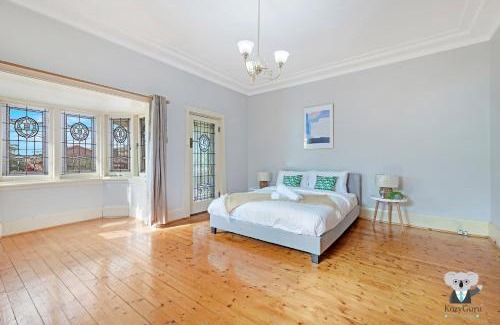 Campsie House | KOZYGURU Campsie Oldie-but-goodie look 4 Bed House NCA011