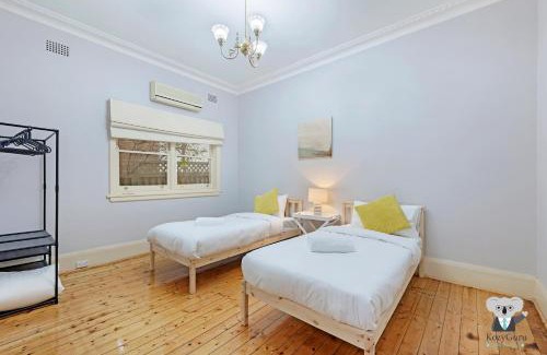 Campsie House | KOZYGURU Campsie Oldie-but-goodie look 4 Bed House NCA011