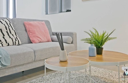 Mascot Apartment | KOZYGURU | Mascot | Spacious Kozy 2 Bed APT + FREE Parking | NMA260-6