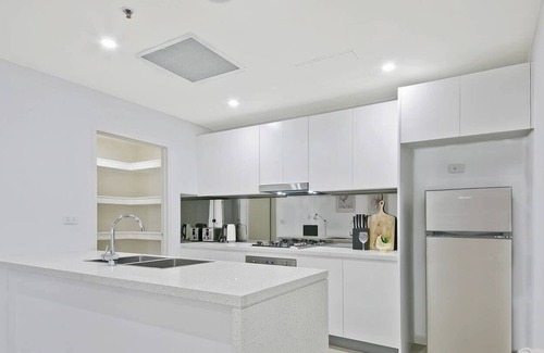 Mascot Apartment | KOZYGURU | Mascot | Spacious Kozy 2 Bed APT + FREE Parking | NMA260-6