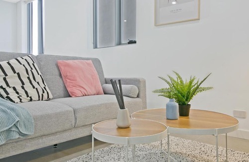 Mascot Apartment | KOZYGURU MASCOT SPACIOUS KOZY 2 BED APT + FREE PARKING NMA260-602