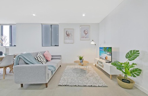 Mascot Apartment | KOZYGURU MASCOT SPACIOUS KOZY 2 BED APT + FREE PARKING NMA260-602