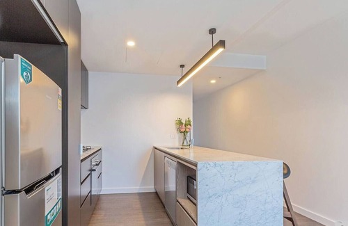 South Brisbane Apartment | KOZYGURU | South Brisbane | Kozy 1Bed APT + FREE Parking | BRISBANE ONE
