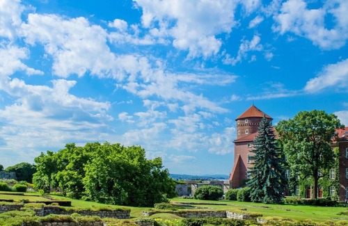 Stare Podgorze Apartment | Krakow Art & History Getaway: Mezzanine Studio, River Proximity & City Access
