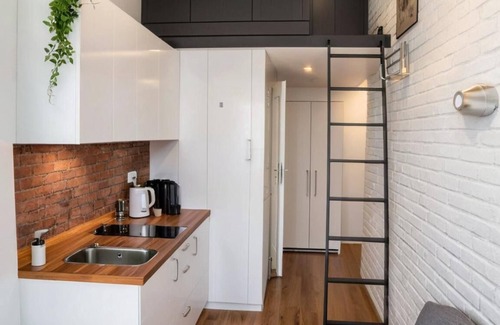 Stare Podgorze Apartment | Krakow Riverside Retreat: Mezzanine Studio, Schindler's & Kazimierz Access