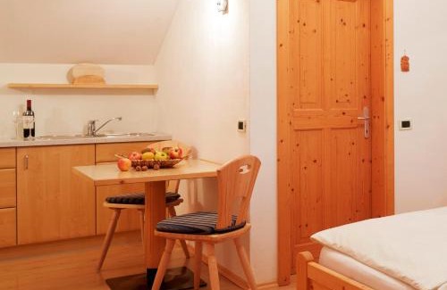 Nalles Apartment | Kreuzwegerhof Nals Historischer Gutshof, Apartments zw Meran und Bozen Südtirol, Naturpool, zentrale Lage