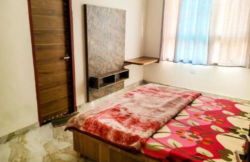 Vrindavan Hotel | Krishnashrya Near Banke Bihari Temple
