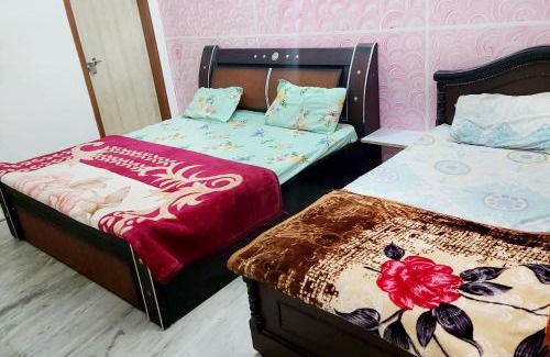 Vrindavan Hotel | Krishnashrya Near Banke Bihari Temple