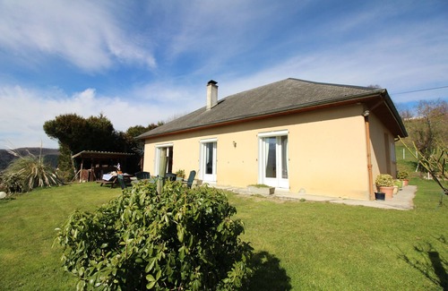 Bagneres-de-Bigorre Bed & Breakfast | Krys Chambre vue sur les Pyrenees et le pis du Midi
