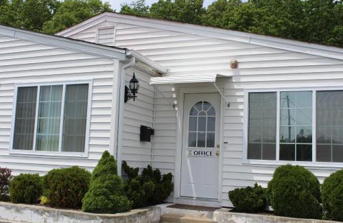 Charlestown Hotel | Krystal Penguin Inn
