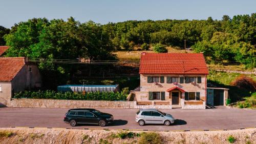 Canton 10 House | Kuća s osmijehom