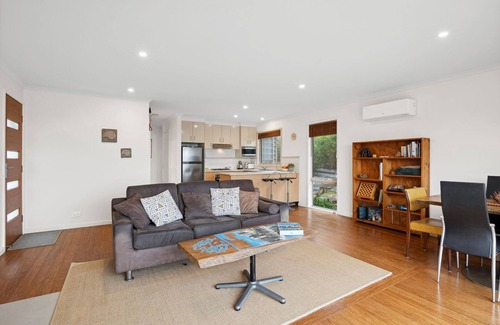 Surf Coast House | Kurrawong Beach Retreats I Ocean & Lighthouse View