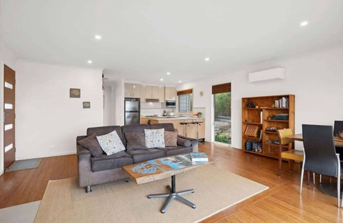 Surf Coast House | Kurrawong Beach Retreats I Ocean & Lighthouse View