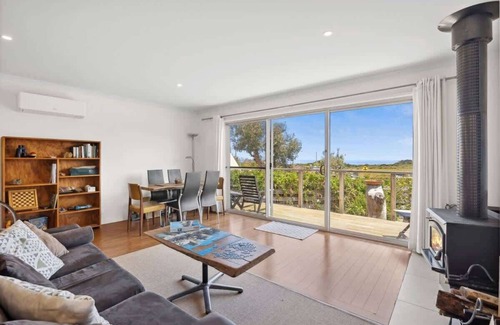 Surf Coast House | Kurrawong Beach Retreats I Ocean & Lighthouse View