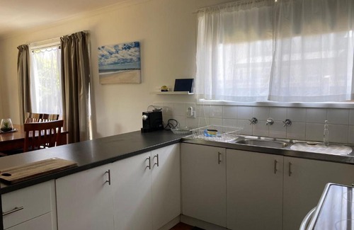 Inverloch House | Kyeema Free Wifi Netflix Pet Friendly Outside Only