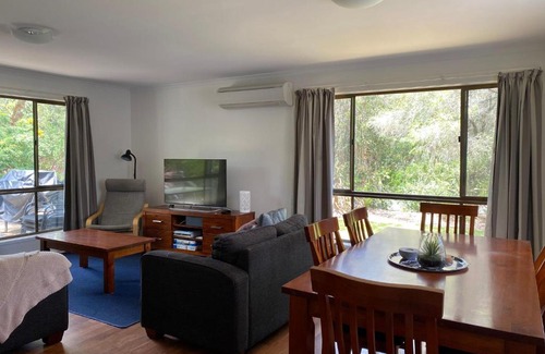 Inverloch House | Kyeema Free Wifi Netflix Pet Friendly Outside Only