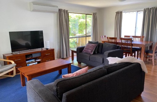 Inverloch House | Kyeema Free Wifi Netflix Pet Friendly Outside Only