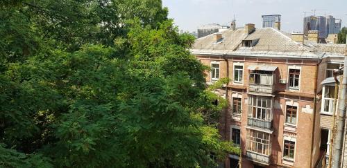 Afanasivsʹkyy Yar Apartment | Kyiv TOP LOCATION 60m2 apt in old city fast WIFI selfchekin