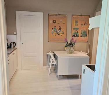 Gislov Apartment | Lärarinnabostad i vacker byskola