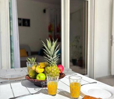 Le Moule House | L'Amandier de Suzana - Plage intimiste juste en face