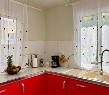 Le Moule House | L'Amandier de Suzana - Plage intimiste juste en face