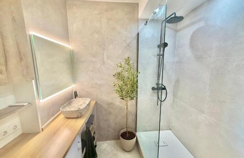 Croix de Pierre Apartment | L'Amazone - T2 Moderne - Croix de Pierre