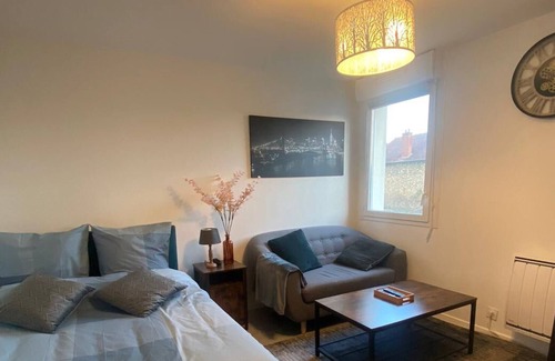 Les Mureaux Apartment | L'Appart Sympa et Tout Confort opposite the station