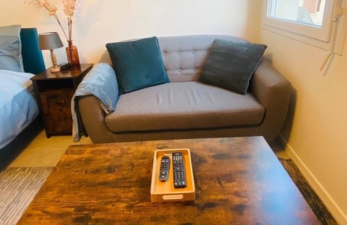 Les Mureaux Apartment | L'Appart Sympa et Tout Confort opposite the station