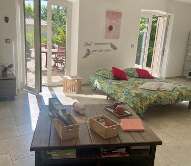 Paradou Bed & Breakfast | L'appart Thé - Charme discret au coeur des Alpilles