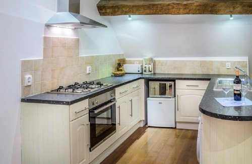 Cussay Apartment | L'Arc de Charme - Spacious, charming 1st floor Apartment in a cours de ferme