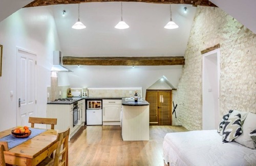 Cussay Apartment | L'Arc de Charme - Spacious, charming 1st floor Apartment in a cours de ferme