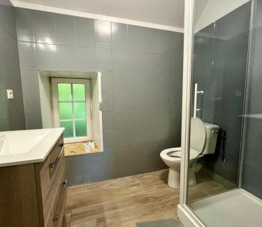 Saint-Come-de-Fresne Apartment | L'Azalée, avec accès piscine et jacuzzi