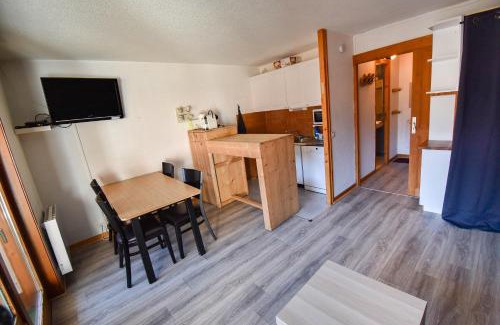 Saint-Jean-dʼAulps Apartment | L'Enchalpe, Grand et lumineux studio avec coin montagne 5 personnes, 60m des pistes, PISCINE COUVERTE, WIFI, grand balcon expo EST, DRAPS NON COMPRIS