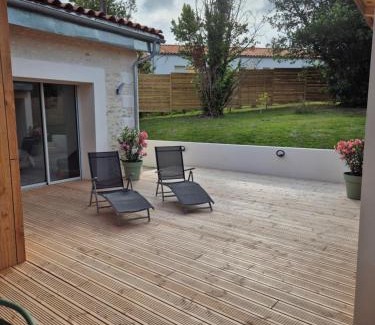 Mortagne-sur-Gironde House | L Etel - spa extérieur vue étoiles de la chambre et vélos électriques