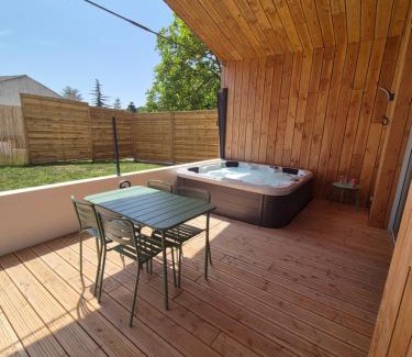 Mortagne-sur-Gironde House | L Etel - spa extérieur vue étoiles de la chambre et vélos électriques