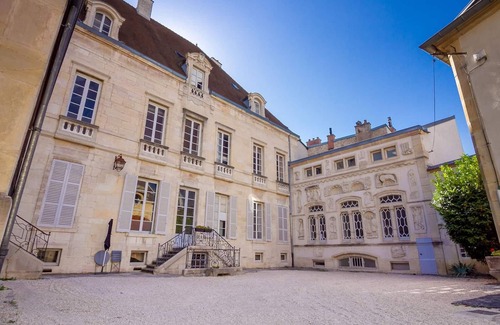 Dijon Centre Ville Apartment | L'historique -dans un magnifique hotêl particulier- SR Loc