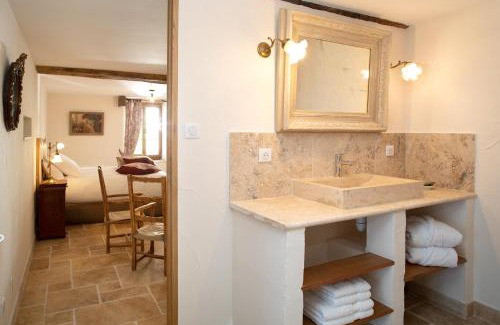 Pichanges House | L'Hote Antique - MAISON D'HOTE- 4 Suites avec cuisine